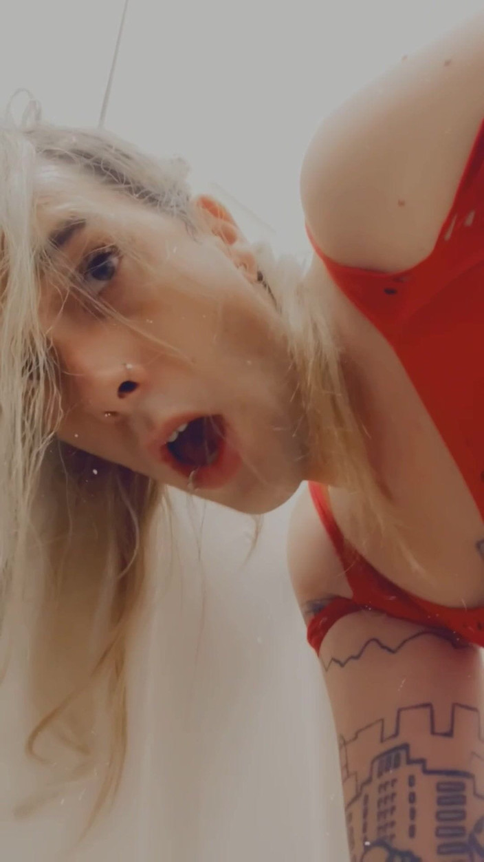 CarmenMelatonin: Red minidress babe loves to be fucked