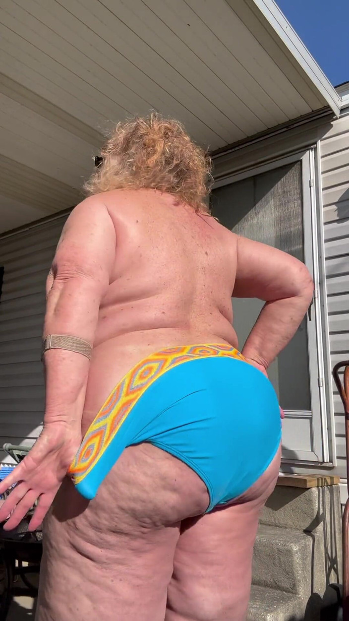 Big Ass 4 U: Outdoor Strip