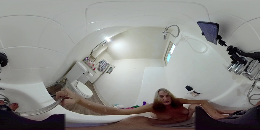 Lizzy Yum: Lizzy yum VR giugno 2025 masturbazione dilatando il bagno amatoriale al...