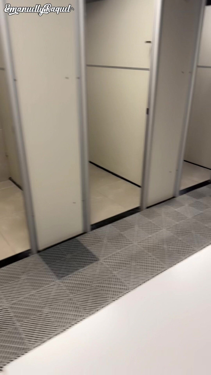 Emanuelly Raquel: Plyaing di Toilet Gym