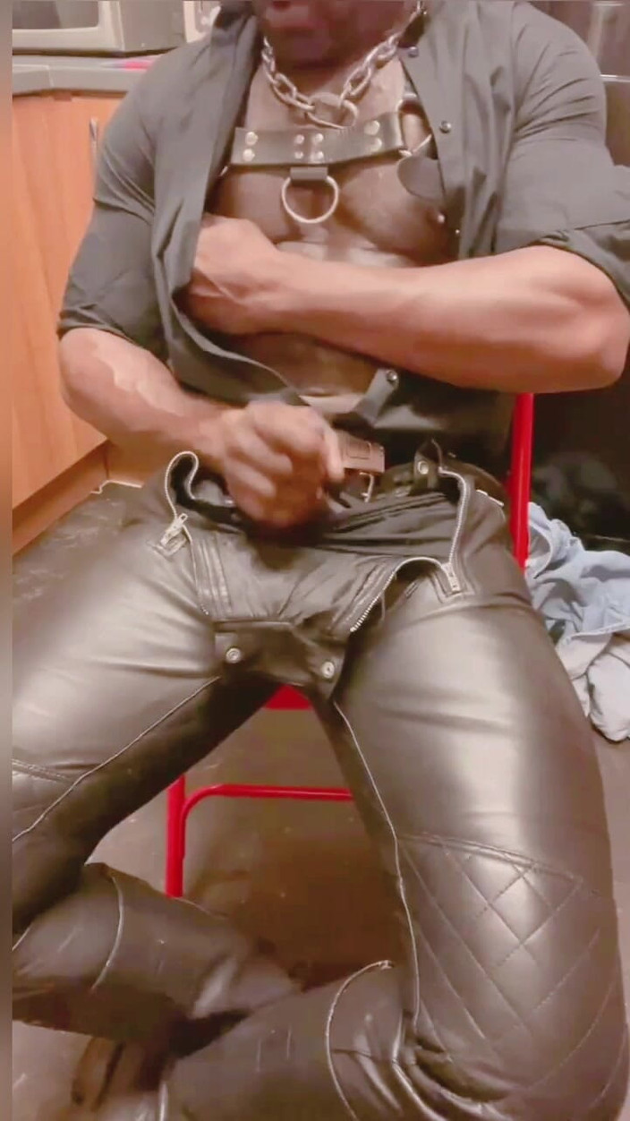 Black mature kinky muscle: Pelle muscoloso patrigno gioco di tette solitarie