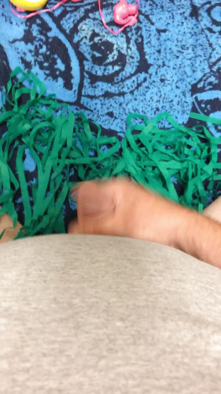 Kinky horny gay bois: Une tapette gay joue avec son clito de tapette