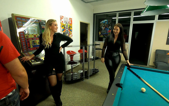 Emma Secret: Nemaipomenit! Sex în trei în mijlocul barului!