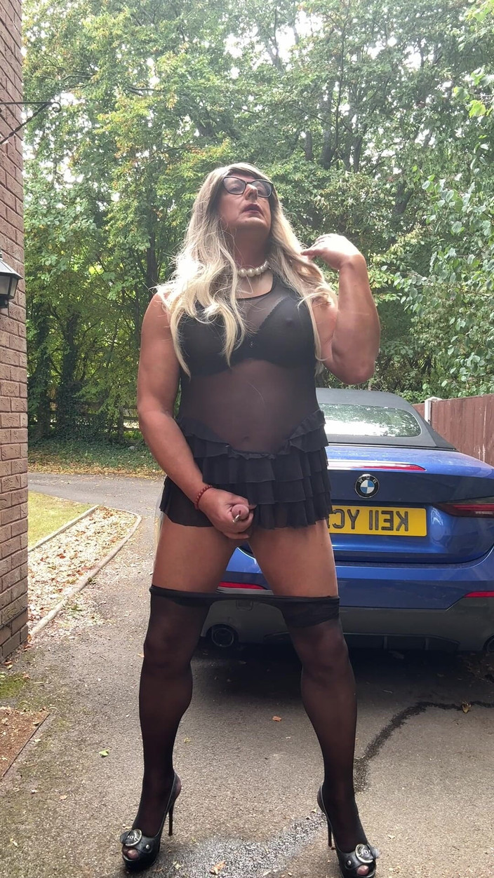 Kellycd2022: La sexy travestita kellycd2022 in calze nere senza cuciture e...