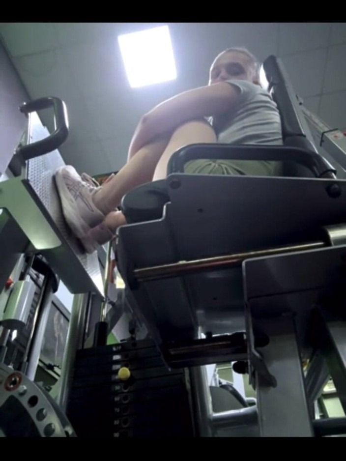 JuiceLussie: Gym Masturbation: Horny Beauty in the Fit Gym Massages Her...