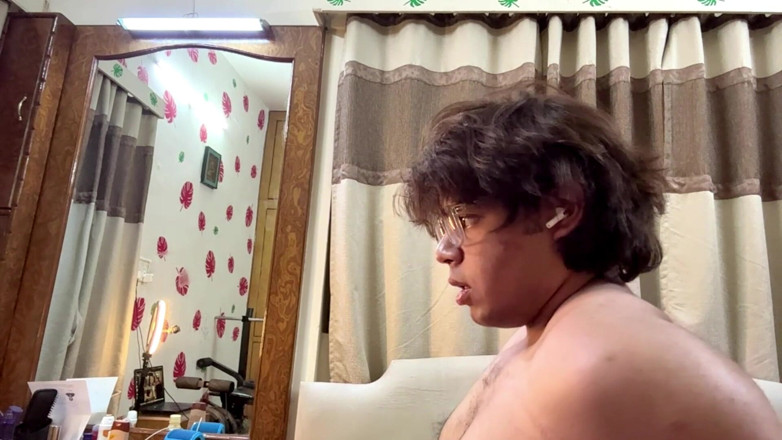 Luxe Ryn: Nadržená desi twink děvka ztrácí doma kontrolu