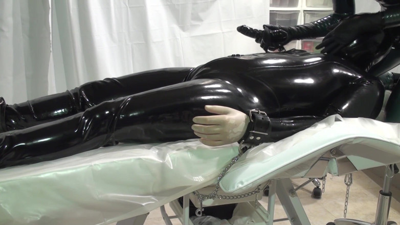 Latex Danielle: Латекс Danielle - мой оргазм прежде всего, раба нужно ждать - 2 ракурса