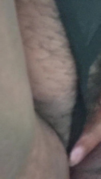 Bolle MILF masturbeert onder de douche