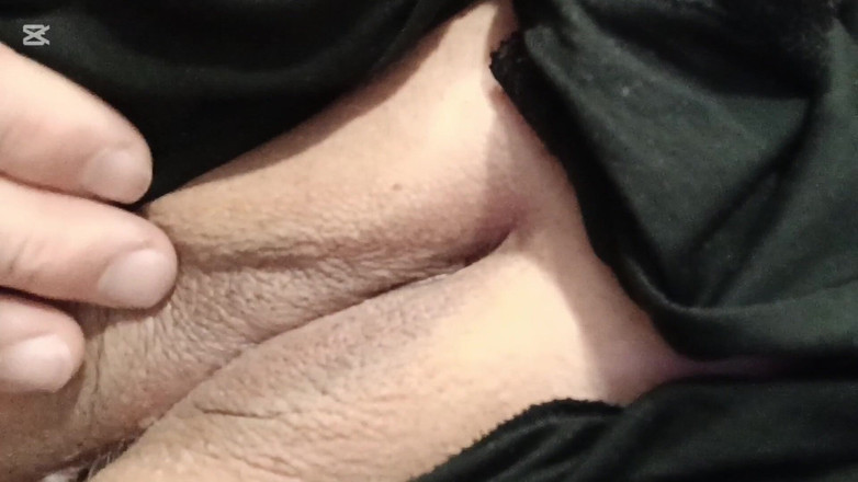 Whispering man: Kittlar klitoris med en pensel