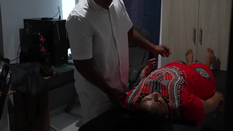 Aly: Masáž a šukání pro tento sexy velký zadek