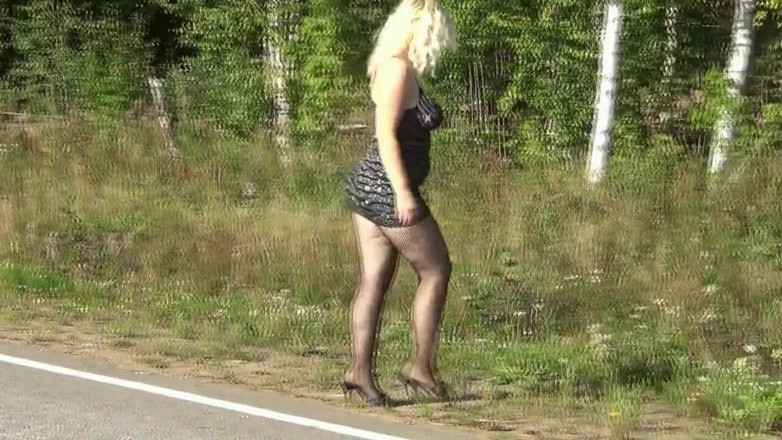 Nylon-Heels: Pretty woman in a short dress