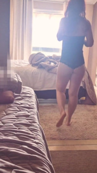 Istri nakal ini bayar hutangnya dengan nyepong kontol teman suaminya di sofa