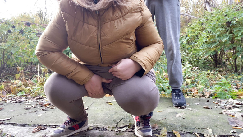 OurFetishLife: Verdorven rondingen in een legging hurkt neer en pist naast...