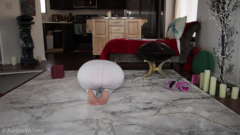 Aurora Willows: Behind the scenes workout in yoga pants