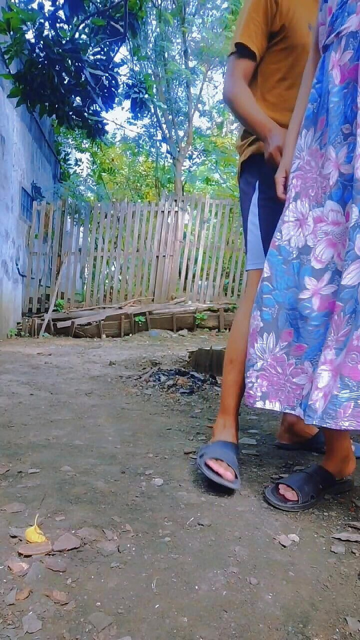 Bella Ivanka: Squatrante sotto un albero di mango è stato quasi catturato da...