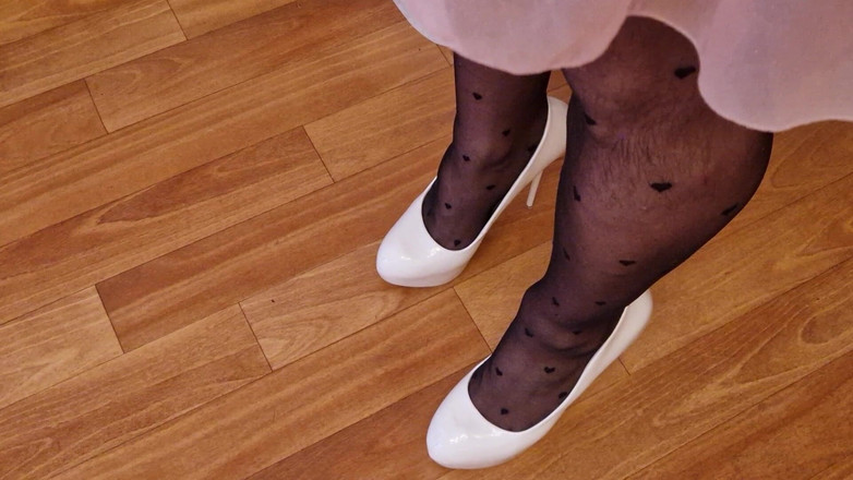 Milosbroz: 性感高跟鞋三人组，偷偷穿着紧身裤四处走动，玩着高跟鞋