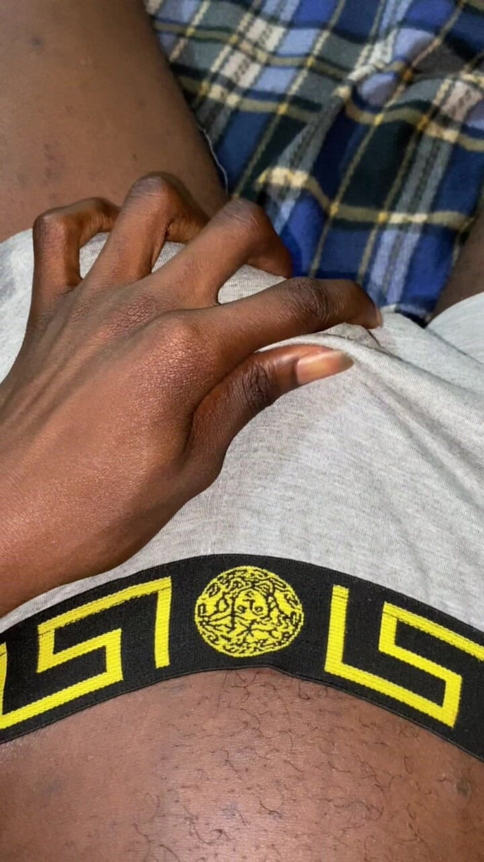 Slimniqqa: Sono stata beccata ad accarezzare il mio grosso cazzo nero