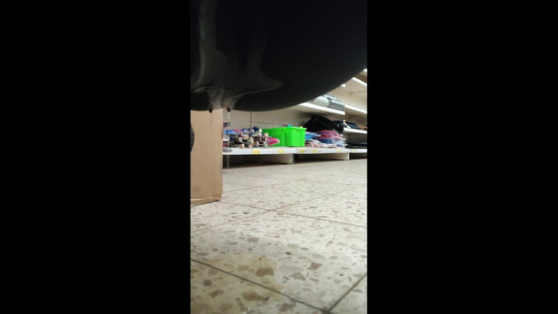 VivaciousFlirt165: Si jalang kotor Kencing di Kedai Eingepiss