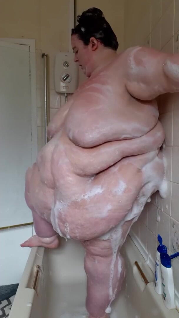 SSBBWLadyBrads: Une grosse déesse se lave