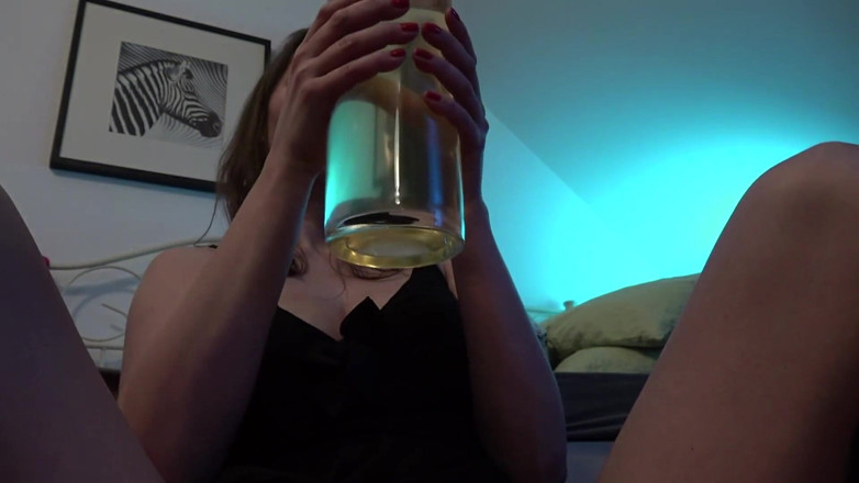 Viktoria Goo: Viktoria Goo - Experienced pissdrinkers wanted!