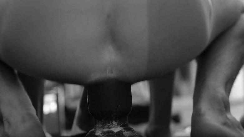 FoxHole: Bombardamenti anali, cazzo pompato e auto-fisting salivoso