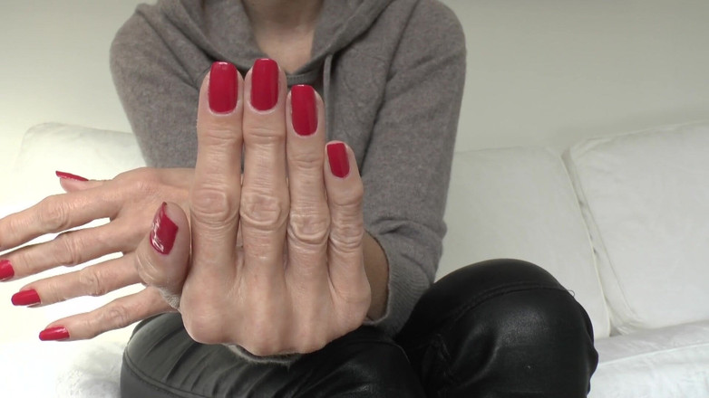 Lady Victoria Valente: Adora le mie unghie rosse e masturbarsi! Lady Victoria Valente