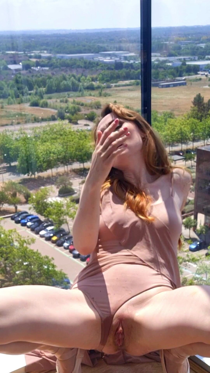 Lily kink: Regangan ballet membuatkan MILF pancut miang
