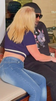 Bridgette Daniels Mengambil Mr Majic Balls Jauh ke dalam pantatnya untuk Tali Pertama