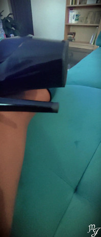 Anda Jatuh Cinta Pada Sepatu Bot Saya Dan Celana Dalam Saya - Nyonya Julia.