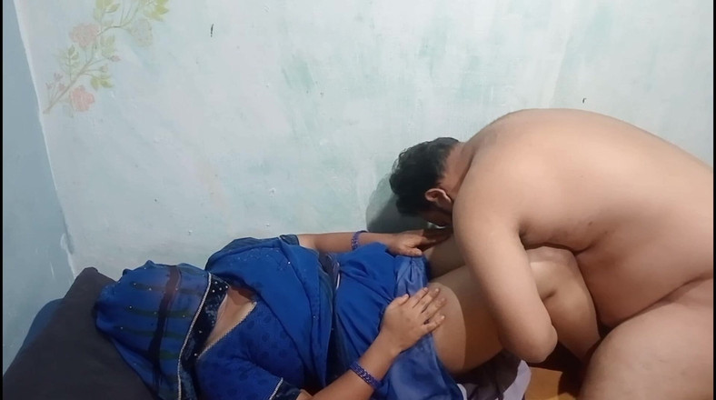 Gulaab: Awek seksi dalam saree dalam mood penuh