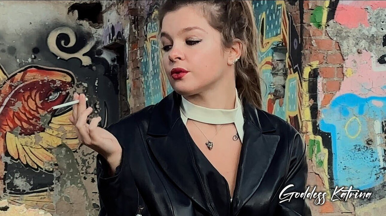 Renata Fox: Stăpâna strictă Renata Fox te-a adus într-o clădire abandonată ca să-ți...