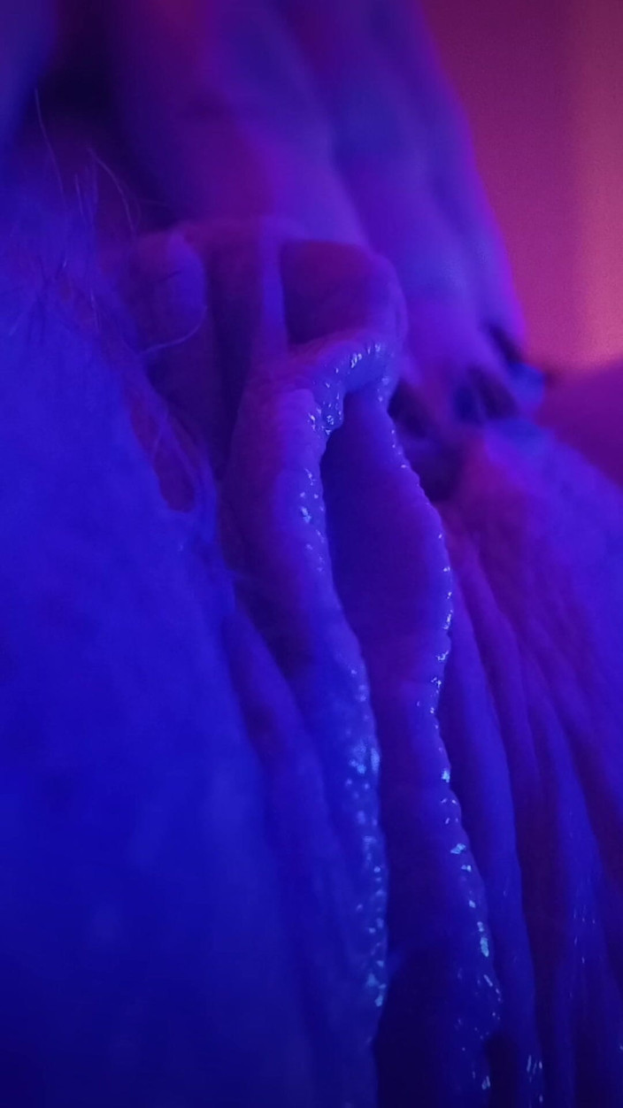 Big Clit Muse: 看我在你眼前性感地抚摸我的大腿