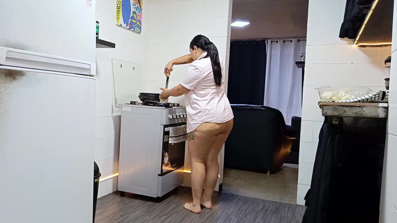 SugarPose: Stephanie rozbiera się i robi jedzenie dla ciebie