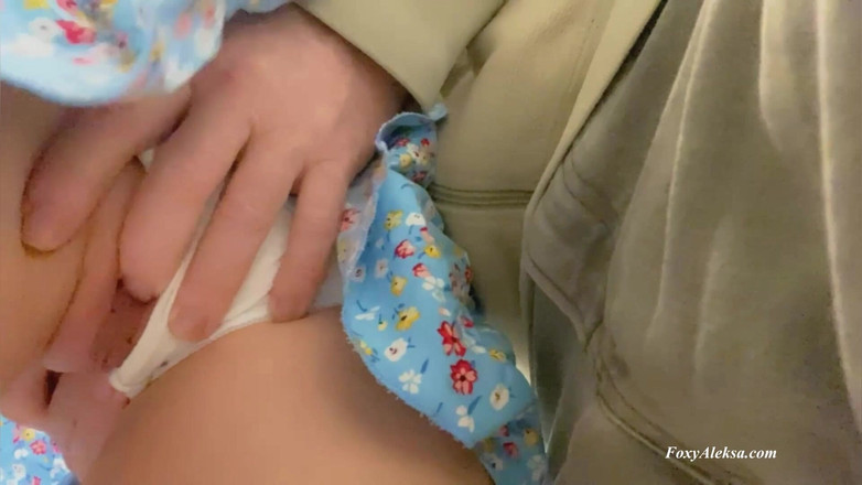 FoxyAleksa: Viagem habitual no metrô É sobre penetração inesperada na minha calcinha....