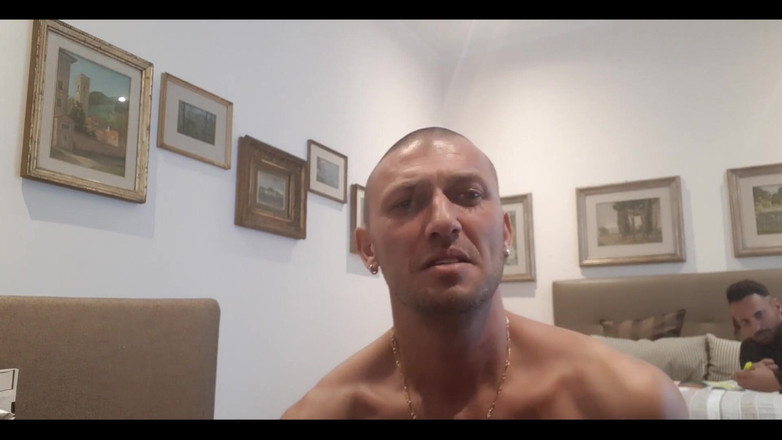 Boy jerking off: Questo ragazzo mi sculaccia il culo