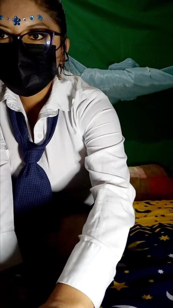 Martin13: 巨乳は生放送の友達に応答し、彼女はクラスに行くために服を着ます