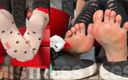 Mistress Legs: Goddess spielt mit ihren füßen in socken und barfuß unter...