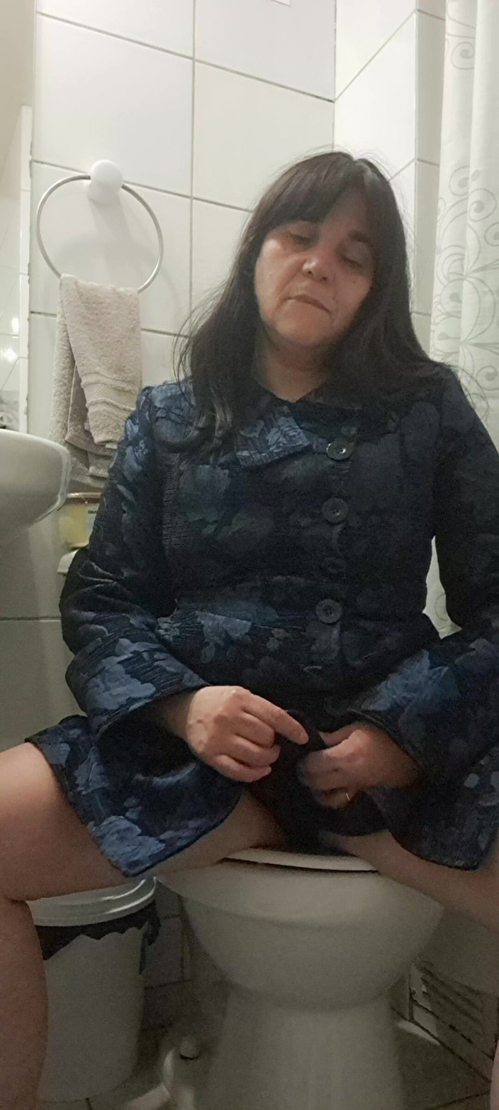 Mommy big hairy pussy: MILF khỏa thân dưới áo khoác để đi ra ngoài