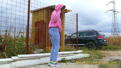 Pee Adventures: 穿着连帽衫撒尿的女孩穿着牛仔裤
