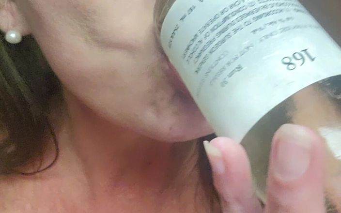 Elite lady S: Fucked Myself with a Bottle to Pleasure at Work