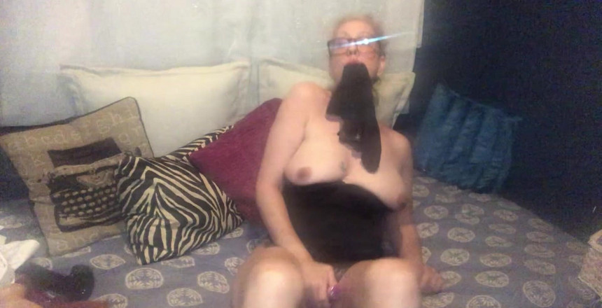 Maggie Moon: Kullanılmış külotumu isteyen var mı?