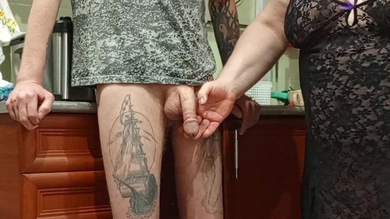 Zona901: Semasa bersendirian di rumah, ibu mertua menghisap dan melancap batang...