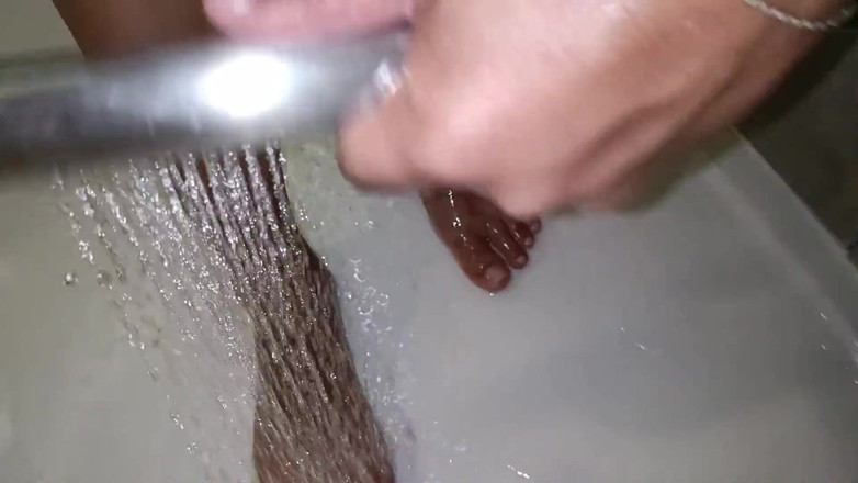 Idmir Sugary: ट्विंक गंदे पैरों की सफाई कर रही है