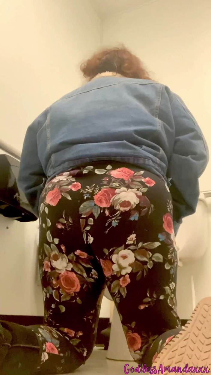 Goddess Amanda: BBW Grote Kont in Openbare Badkamers