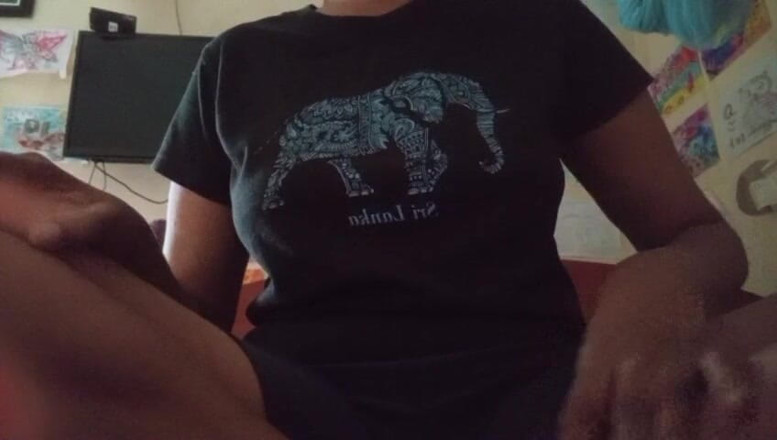 Anne White: La formosa e paffuta vikkyy cavalca un dildo in bagno...