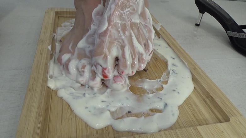 AnnaBUST: Moje krásné nohy jsou zase v jogurtu