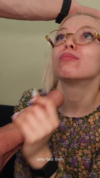 Mon copain a presque entendu ma bave ! J’ai baisé dur avec mon collègue pendant qu’il était au téléphone