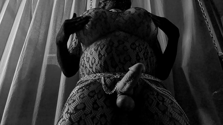 Rikki Ocean: Rikki Ocean in Una Tuta Nera Sexy