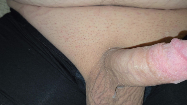 AssPlayLove: Une bite habillée se fait caresser