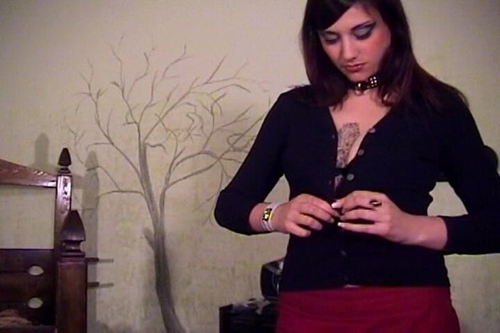 NM fetish femdom videos by Princess Nikki Cruel: MILF bertatu seksi dipukul di seluruh tempat